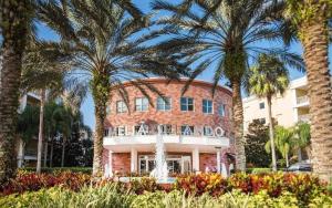 un bâtiment avec des palmiers en face de celui-ci dans l'établissement 2br At Melia Orlando Celebration 528, à Orlando