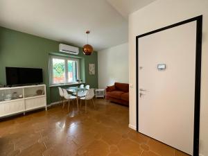 een woonkamer met een tafel en een schuifdeur bij Green House Camerano in Camerano