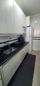 Una cocina o cocineta en Flat Pitangueira com Piscina-Capitânia Varan