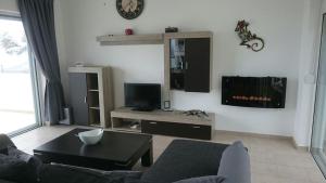 a living room with a couch and a table at Villa Jazmin in Marioú