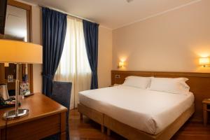 Llit o llits en una habitació de Hotel Iris