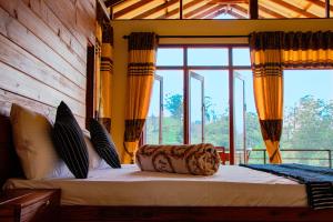 Postel nebo postele na pokoji v ubytování Nine Arch Wood Cabin