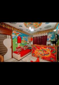 甘托克的住宿－Hotel Yatung，儿童间设有一张床和装饰有动物的墙壁