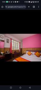 甘托克的住宿－Hotel Yatung，配有一张粉红色墙壁的大床的房间