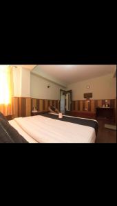 甘托克的住宿－Hotel Yatung，卧室配有一张白色大床