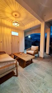 ein Wohnzimmer mit einem Tisch und einem Sofa in der Unterkunft Residence Capri in Mont Choisy