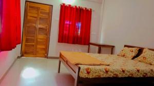 Ein Bett oder Betten in einem Zimmer der Unterkunft RN GUEST HOUSE ARAMBOL GOA