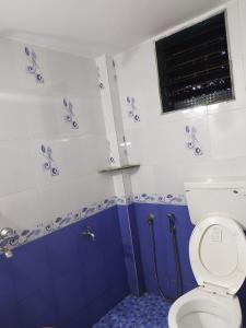 ein Bad mit einem WC und einem Fenster in der Unterkunft RN GUEST HOUSE ARAMBOL GOA in Arambol