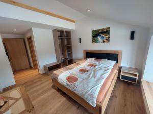 - une chambre avec un grand lit dans l'établissement B&B La Ferme De Pouillerel, à La Chaux-de-Fonds