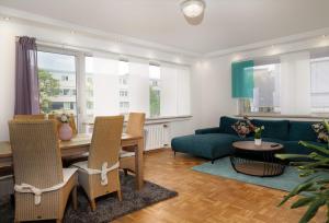 sala de estar con sofá azul y mesa en Gemütliche Wohnung - Rüttenscheid, en Essen
