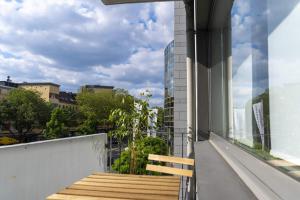 een balkon met een trap en uitzicht op de stad bij Gemütliche Wohnung - Rüttenscheid in Essen