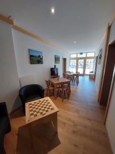 una sala de estar con una mesa de ajedrez en B&B La Ferme De Pouillerel, en La Chaux-de-Fonds