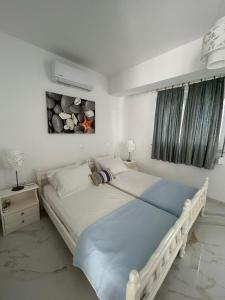 A bed or beds in a room at Maria's Apartments