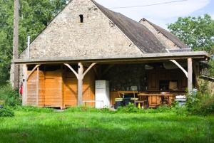 uma pequena casa com telhado reluzente em KERFLAVEUR em La Fresnaye-au-Sauvage