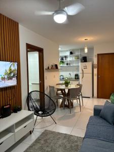 uma sala de estar e cozinha com uma mesa e um sofá em Infinity APT 503 em Maceió