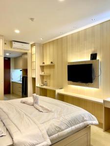 1 dormitorio con 1 cama grande y TV de pantalla plana en Apartment Nagoya Thamrin Tower A 12-22 en Nagoya