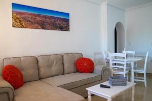 un salon avec un canapé et une table dans l'établissement Bungalow à Orihuela Costa en Espagne, à Orihuela