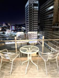 - Balcón con vistas, mesa y 2 sillas en Apartment Nagoya Thamrin Tower A 12-22 en Nagoya