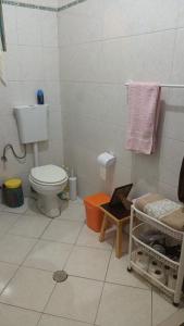 a small bathroom with a toilet and a sink at Casa Tota in Assomada
