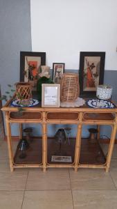 una mesa de madera con fotos encima en Casa Tota, en Assomada