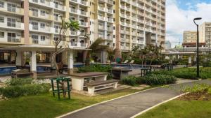 a apartment building with a picnic table and a pool at Fia Horizons @ Infina South Tower in Manila