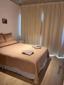1 dormitorio con 1 cama con 2 toallas en A estrenar! Departamento hermoso, en Asunción
