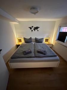 Un dormitorio con una cama con dos bolsas encima. en Goslar LIVING 1 - direkt am Weihnachtsmarkt, en Goslar
