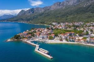 una vista aérea de una pequeña isla en el agua en Vito, en Gradac