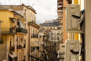 uma vista para uma rua da cidade com edifícios em Casa di Nonna Rosy em Nápoles