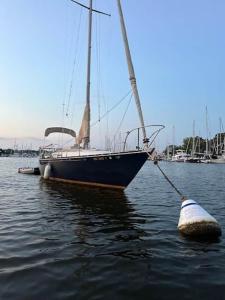 ein Boot, das an eine Boje im Wasser gebunden ist in der Unterkunft Sailboat Experience in Annapolis in Annapolis