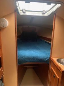 Kleines Zimmer mit einem Bett unter einem Fenster in der Unterkunft Sailboat Experience in Annapolis in Annapolis