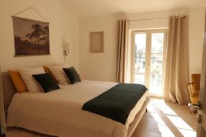 een slaapkamer met een groot bed voor een raam bij Le Mas Joséphine in Saint-Rémy-de-Provence +49 foto's