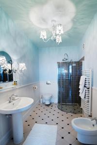 uma casa de banho com um lavatório, um chuveiro e um WC. em Hotel Mikołaj em Cracóvia