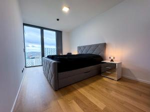 1 dormitorio con cama y ventana grande en LUXUS-Apartment mit Weitblick en Viena