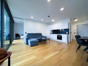 sala de estar con sofá y mesa en LUXUS-Apartment mit Weitblick en Viena