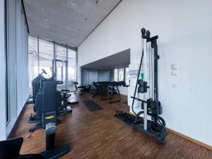 una habitación con un gimnasio con máquinas de correr. en LUXUS-Apartment mit Weitblick en Viena