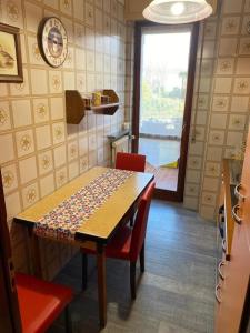 a kitchen with a table and chairs and a window at La terrazza con le biciclette a due passi dal lago in Arona