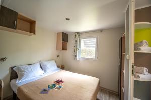 Postel nebo postele na pokoji v ubytování Camping-Village Vacances Les deux Étangs