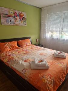 a bedroom with a large bed with towels on it at Apartament modern Cristina&Jessica in Mediaş