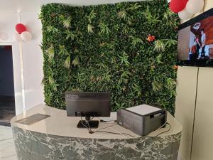 una pared verde con un ordenador delante de ella en Universal Hotel, en Bongaigaon