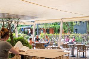 A restaurant or other place to eat at Camping-Village Vacances Les deux Étangs