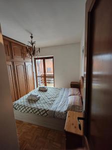 1 dormitorio con cama y mesa de madera en Ciasa de Carla en Masarè
