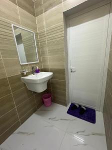 a bathroom with a sink and a mirror at Jabal Shams, Al Noor house جبل شمس in Misfāh