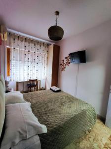 - une chambre avec un grand lit et une table dans l'établissement Camera zona TRIBUNALE COSENZA, à Cosenza