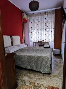 - une chambre avec un grand lit et une fenêtre dans l'établissement Camera zona TRIBUNALE COSENZA, à Cosenza