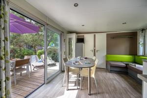 Posezení v ubytování Camping-Village Vacances Les deux Étangs