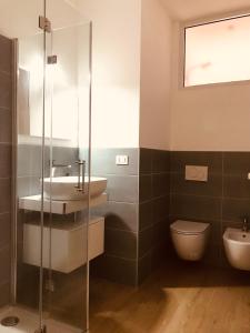 ein Bad mit einer Glasdusche und einem WC in der Unterkunft Huis 8 in Pescara