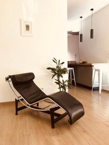 einen schwarzen Stuhl im Wohnzimmer mit einem Tisch in der Unterkunft Huis 8 in Pescara