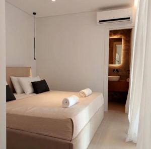 een slaapkamer met een bed met twee handdoeken erop bij BlueMotion - MediSuite in Piraeus