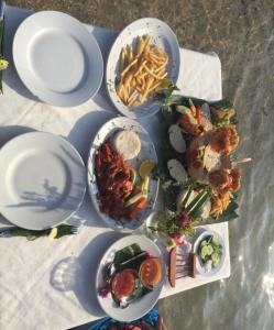 un grupo de platos de comida en una mesa en BEAUTIFUL HOME FULLY FURNISHED, READY TO RELAX AND 5 MINUTES FROM THE BEACH!! en Ixtapa